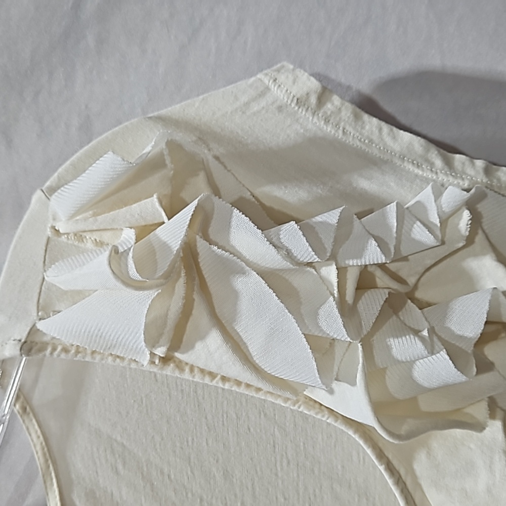 Elle, Cream/White Ruffled Top Sz XS, Short Sleeve Tee, V-Neck, Cap Sleeve - Picture 3 of 8